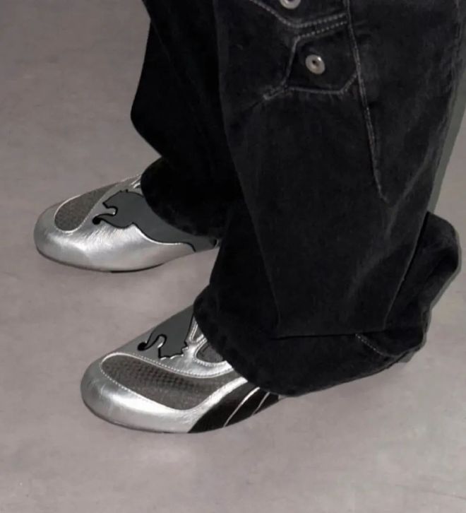 人招牌色这4双sneakers值得一冲！J9真人游戏第一品牌当「液态银」成春夏潮(图6)