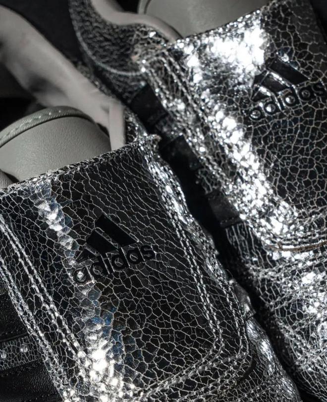 人招牌色这4双sneakers值得一冲！J9真人游戏第一品牌当「液态银」成春夏潮(图8)