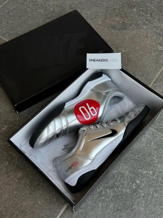 人招牌色这4双sneakers值得一冲！J9真人游戏第一品牌当「液态银」成春夏潮(图9)