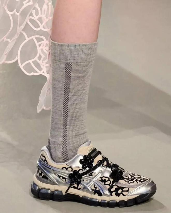 人招牌色这4双sneakers值得一冲！J9真人游戏第一品牌当「液态银」成春夏潮(图13)