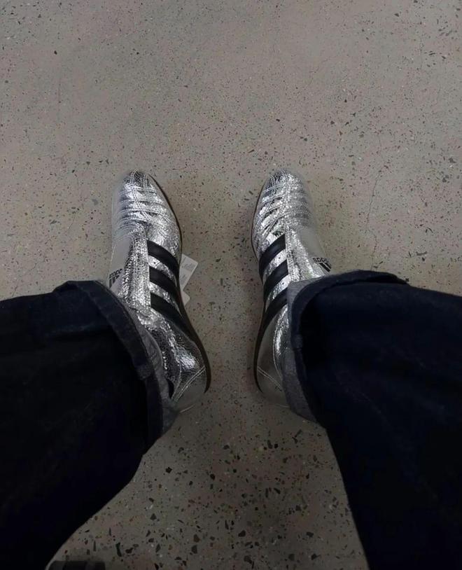 人招牌色这4双sneakers值得一冲！J9真人游戏第一品牌当「液态银」成春夏潮(图18)