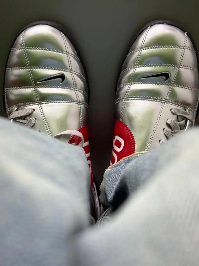 人招牌色这4双sneakers值得一冲！J9真人游戏第一品牌当「液态银」成春夏潮(图20)