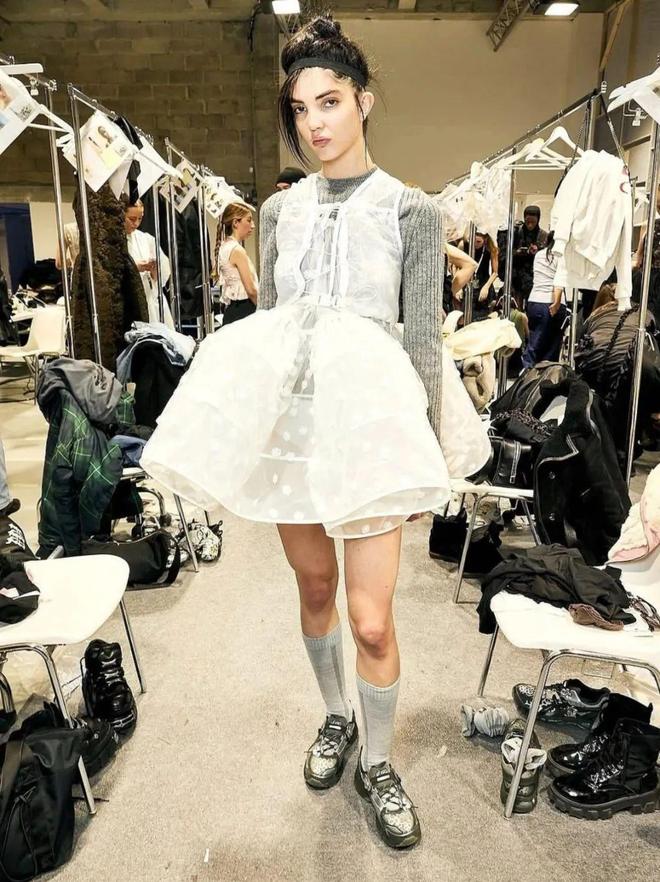 人招牌色这4双sneakers值得一冲！J9真人游戏第一品牌当「液态银」成春夏潮(图21)