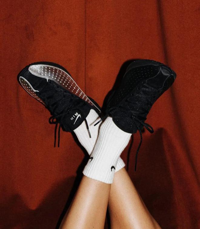 人招牌色这4双sneakers值得一冲！J9真人游戏第一品牌当「液态银」成春夏潮(图22)