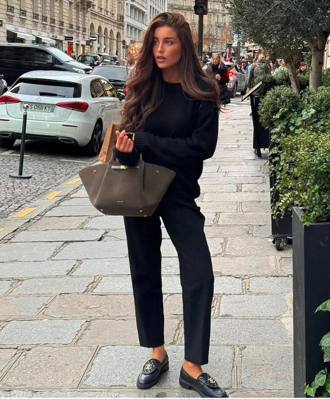 黑鞋”今秋突然火了这3双最时髦j9九游真人游戏第一品牌“小(图1)