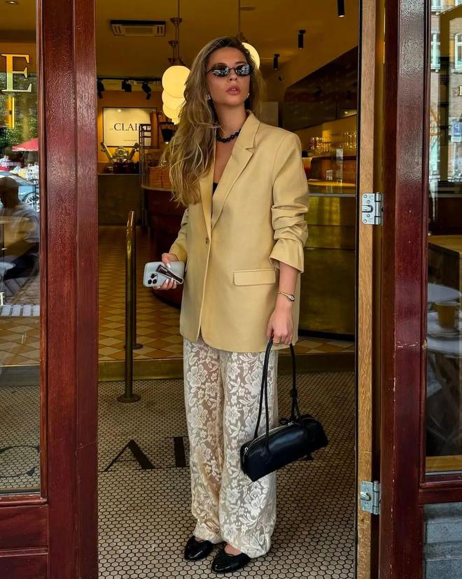 黑鞋”今秋突然火了这3双最时髦j9九游真人游戏第一品牌“小(图7)