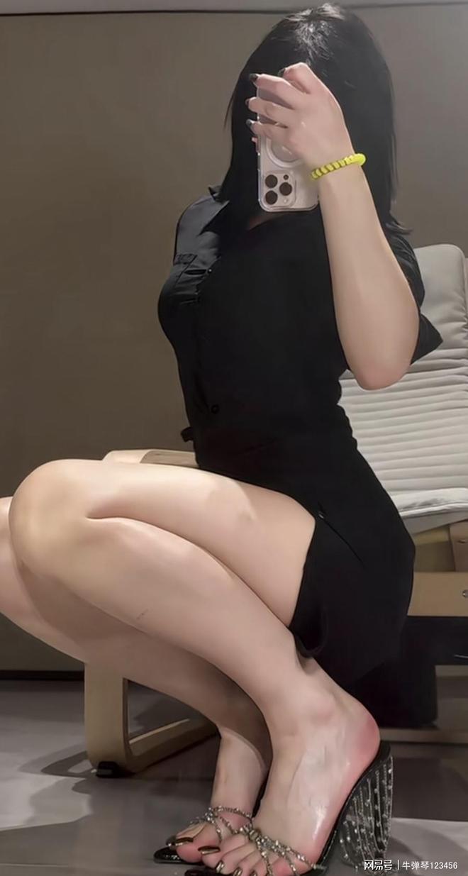 时尚感的打扮才是值得我们学习的j9国际站登录能把基础款搭配出(图3)