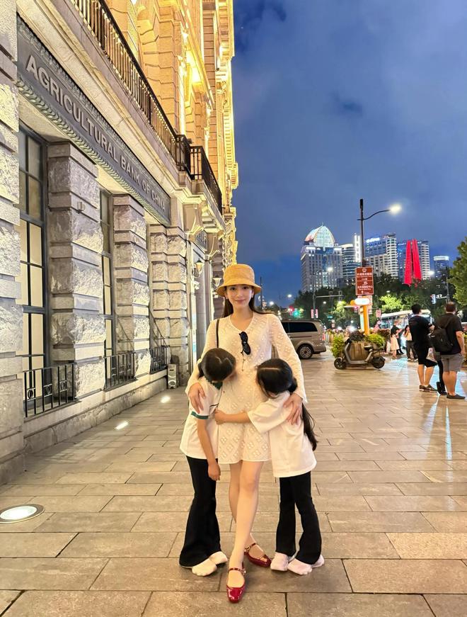 七的爱马仕凉鞋俩女儿抱着她的孕肚九游会方媛坐游艇出海玩她穿一万(图1) 七的爱马仕凉鞋俩女儿抱着她的孕肚九游会方媛坐游艇出海玩她穿一万(图1)