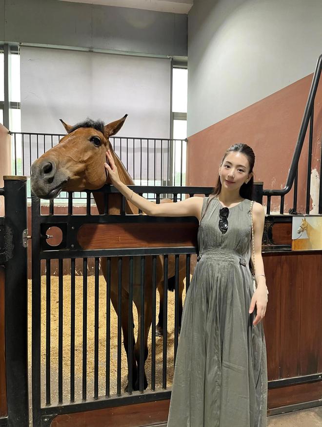 七的爱马仕凉鞋俩女儿抱着她的孕肚九游会方媛坐游艇出海玩她穿一万(图2) 七的爱马仕凉鞋俩女儿抱着她的孕肚九游会方媛坐游艇出海玩她穿一万(图2)